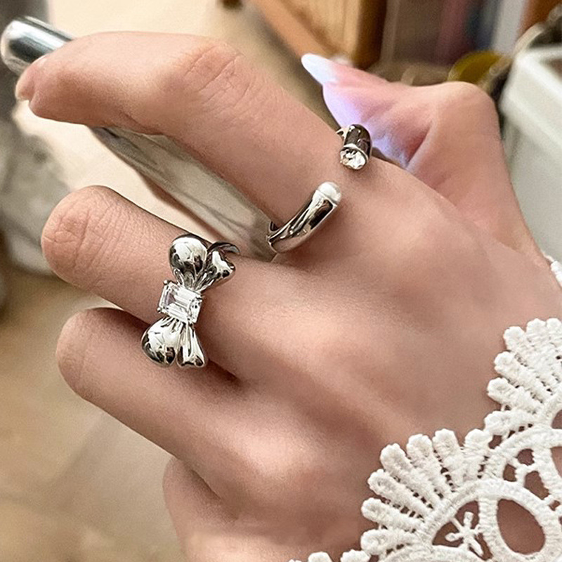 The ring girl's Instagram niche design sense zircon bow is fashionable, versatile, unique, elegant and simple food ring full figure