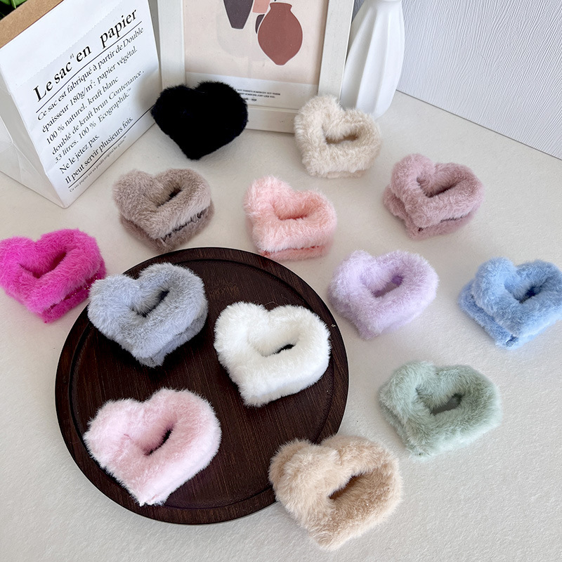 Autumn and winter love plush grab, half of the hair tied up at the back of the head, a one-yuan small commodity, hair accessories and headwear full figure