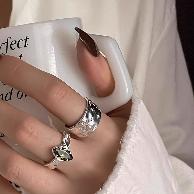 Olive green zircon open ring for women, simple and elegant, sweet and geometric mixed and layered, cool and versatile ring on Instagram Application Scenario