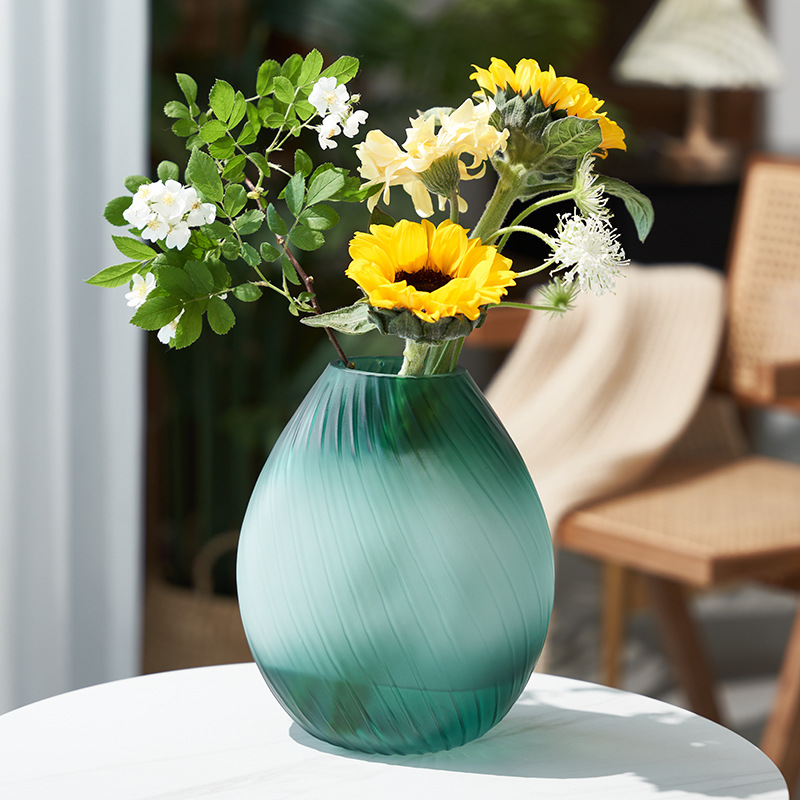 Light luxury high-end large vase floor-standing display, living room flower arrangement, Penghu Bay new high-end dining table glass display with a sense of sophistication Application Scenario