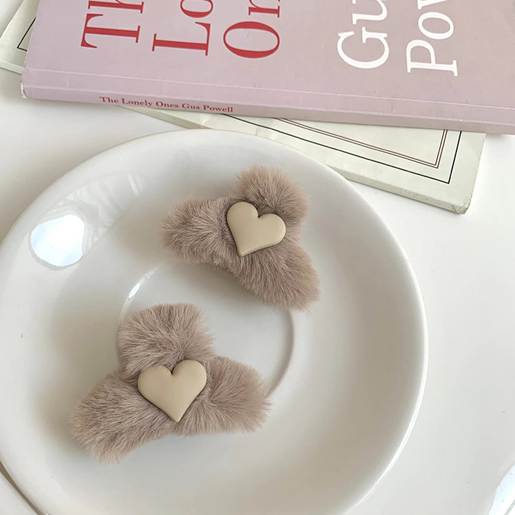 Plush heart-shaped small claw clip, small spring and summer, furry side clip hair accessory, princess hair card, cute shark clip for girls Specification drawing
