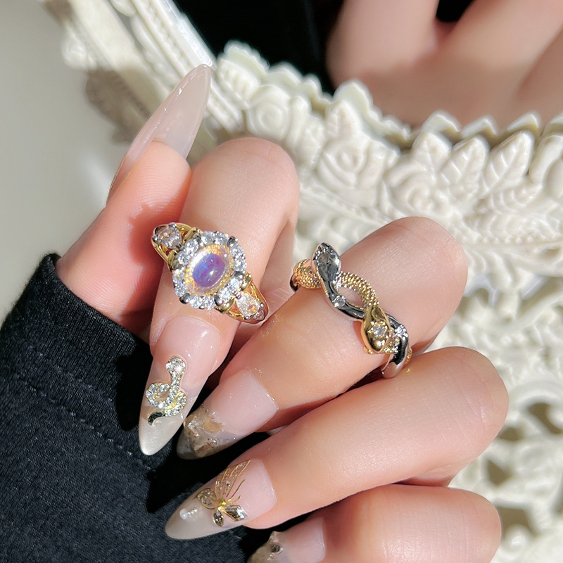 The retro two-color spirit snake star ring for women exudes a sense of elegance and sophistication. It is a cold and individualistic ring with two snakes entwined around the zodiac year details Picture