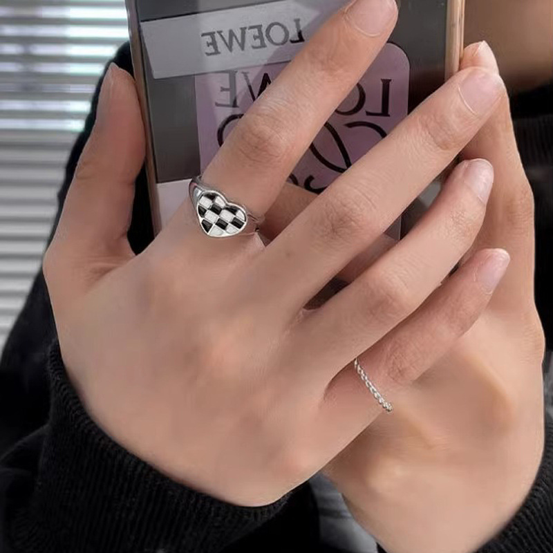 Korean-style checkerboard heart-shaped ring, retro and fashionable black and white checkered open ring, unique hip-hop punk index finger ring details Picture