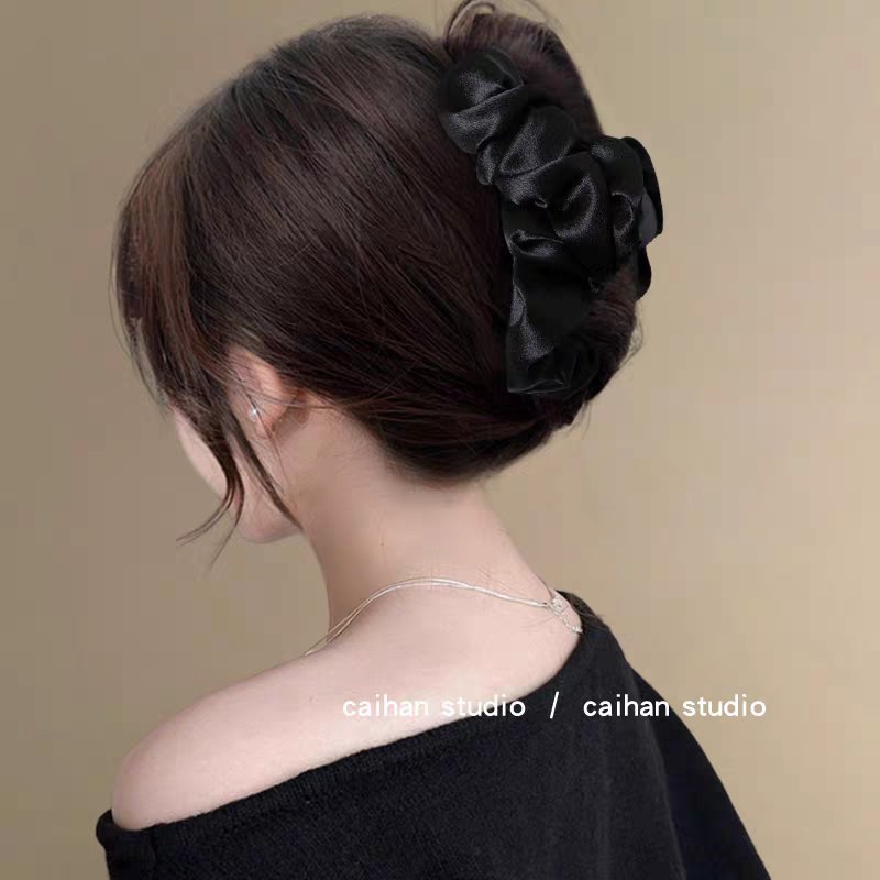 Korean flower hair clips for women exude a sense of high-end sophistication. The shark claw clip at the back of the head, extra-large hair volume, and many bow hair clips Application Scenario