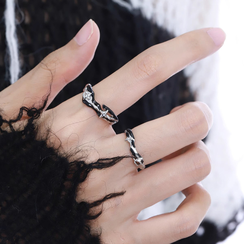 Retro and unique dark style irregular pleated star-opening ring for women, a high-end and niche couple ring full figure