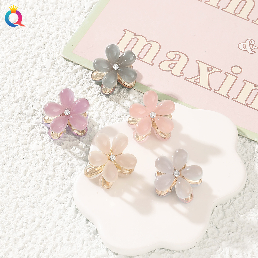 Wholesale of Qiyue Xiaoxiangfeng metal small scratch clips, cat's eye stone flower hair clips, bangs clips, side hair clips, and hair accessories full figure