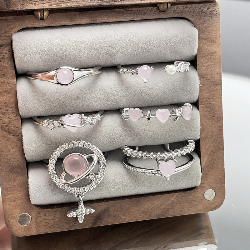 The new sweet and cool small pink stone heart-shaped geometric opening ring is a versatile, exquisite and niche design with a simple and elegant style Application Scenario
