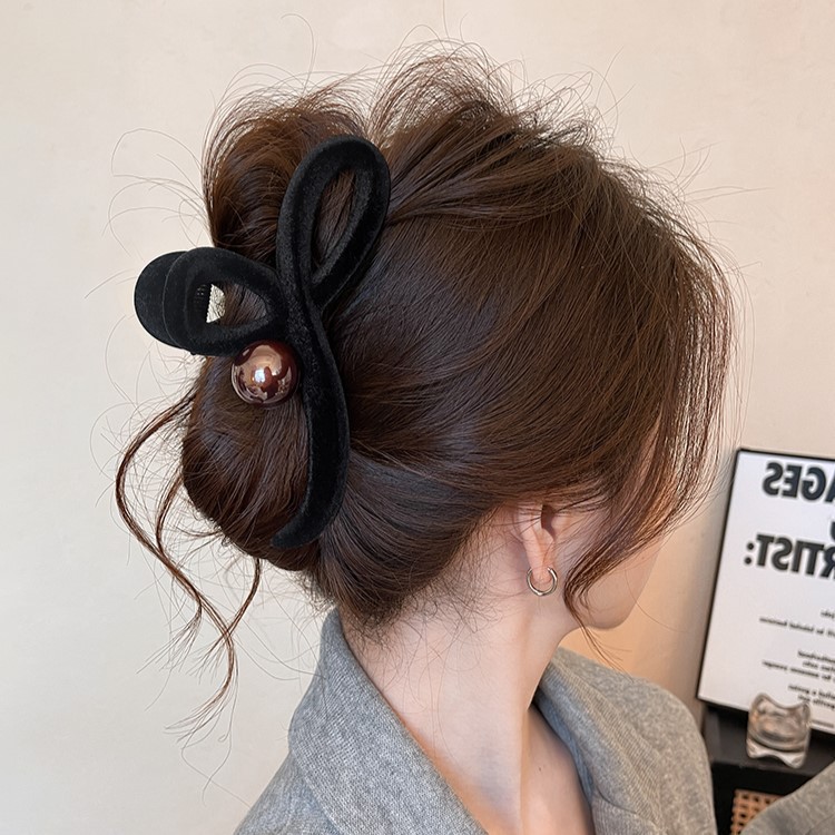 2025 New velvet bead gripper, large hairpin, women's high-end look, shark clip on the back of the head, hair clip headwear Application Scenario
