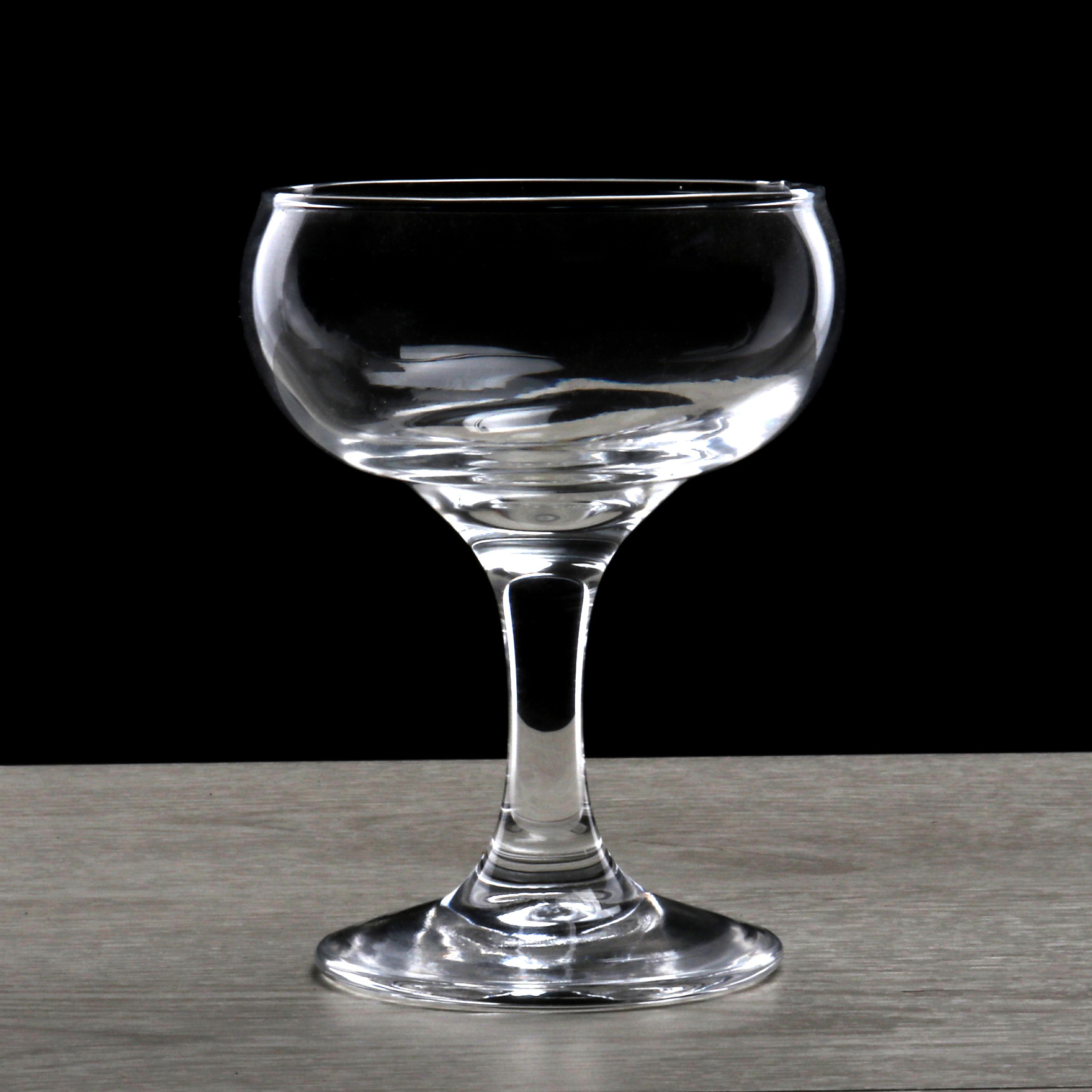 Wholesale of European-style champagne tower cups, saucer-shaped high-footed wedding tower cups, and creative wide-mouted cocktail cups for bars full figure
