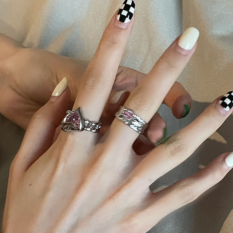 A large heart-shaped pink diamond zircon, a niche design, trendy and individualistic ring, a high-end and stylish open-top ring for women on Instagram Application Scenario