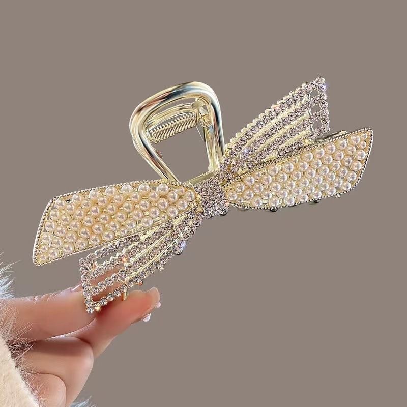 The best-selling pearl bow clip, a large female Internet celebrity clip, exudes a light luxury and high-end look. It's a shark clip for the back of the head Application Scenario