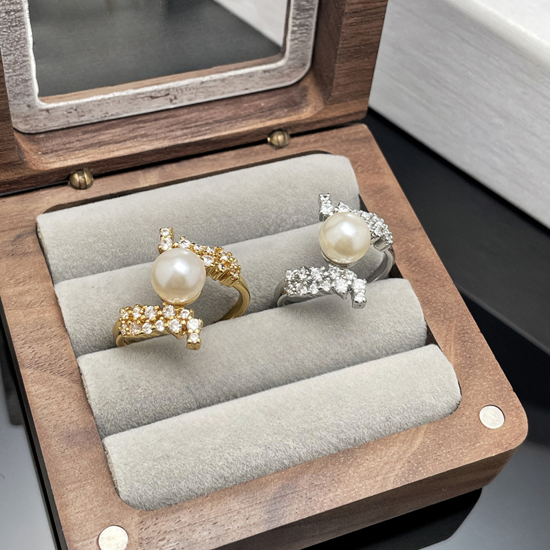 This is a unique and distinctive Hong Kong-style ring for women, featuring a fashionable and individual Japanese and Korean style. It is set with full diamonds and pearls, exquisitely adjustable Specification drawing