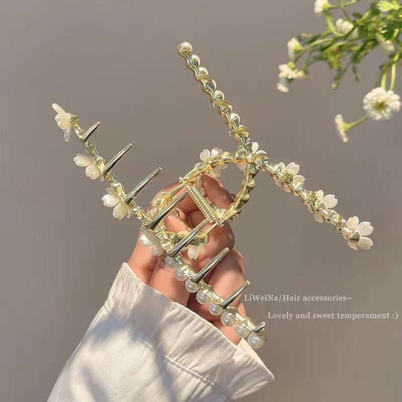 High-end, simple and versatile gardenia flower grabber, elegant and stylish large female hair grabber, back of the head, updo shark clip Application Scenario