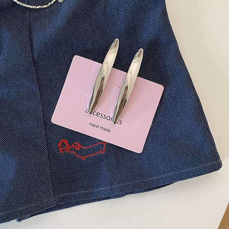 The French-style cold design with a metallic silver hair clip is simple and versatile. It features a duckbill clip and a fringe side clip for women Application Scenario