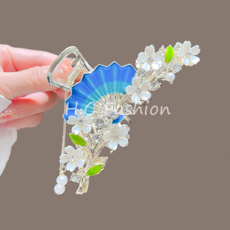 High-end fan-shaped flower tassel grab clip, large InS-style shark clip at the back of the head, retro hair clip, high-end hair accessory Application Scenario