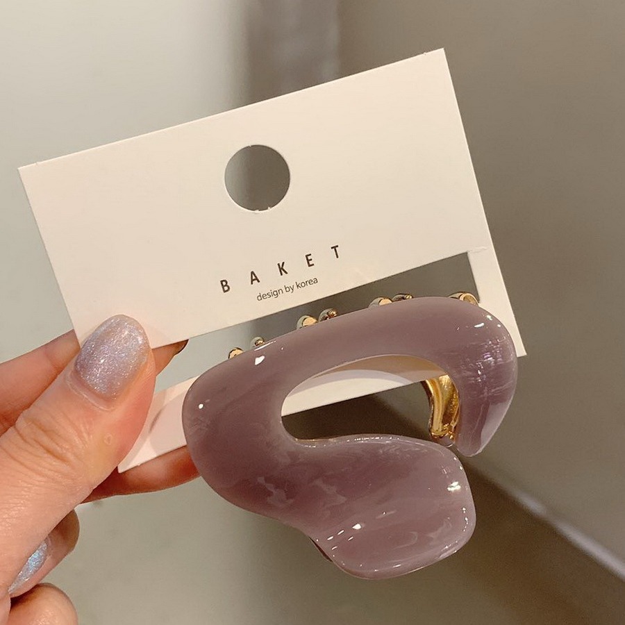 The same style hair accessory as in South Korea features a simple design, acetate hair clips, and a retro charm. It is a semi-tied shark clip hair accessory for women full figure