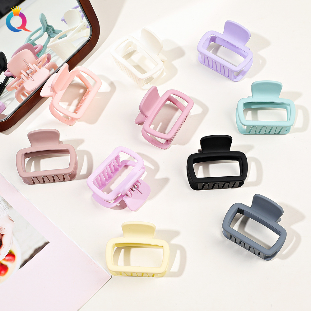 Qiyue's new hair clips are simple and versatile. They are available for wholesale of hair accessories such as the back of the head, shark hair clips, and children's hair accessories Specification drawing