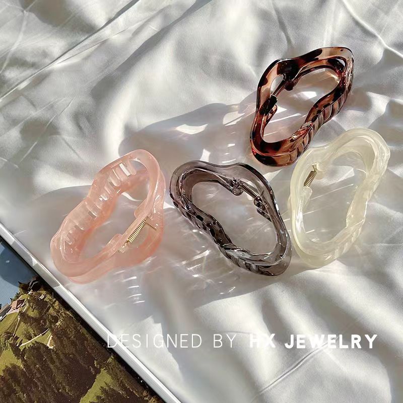 Transparent liquid line hair clips for women, spring and summer, high-end look, leopard print hair, large volume, large volume, curls, shark clips, large size details Picture