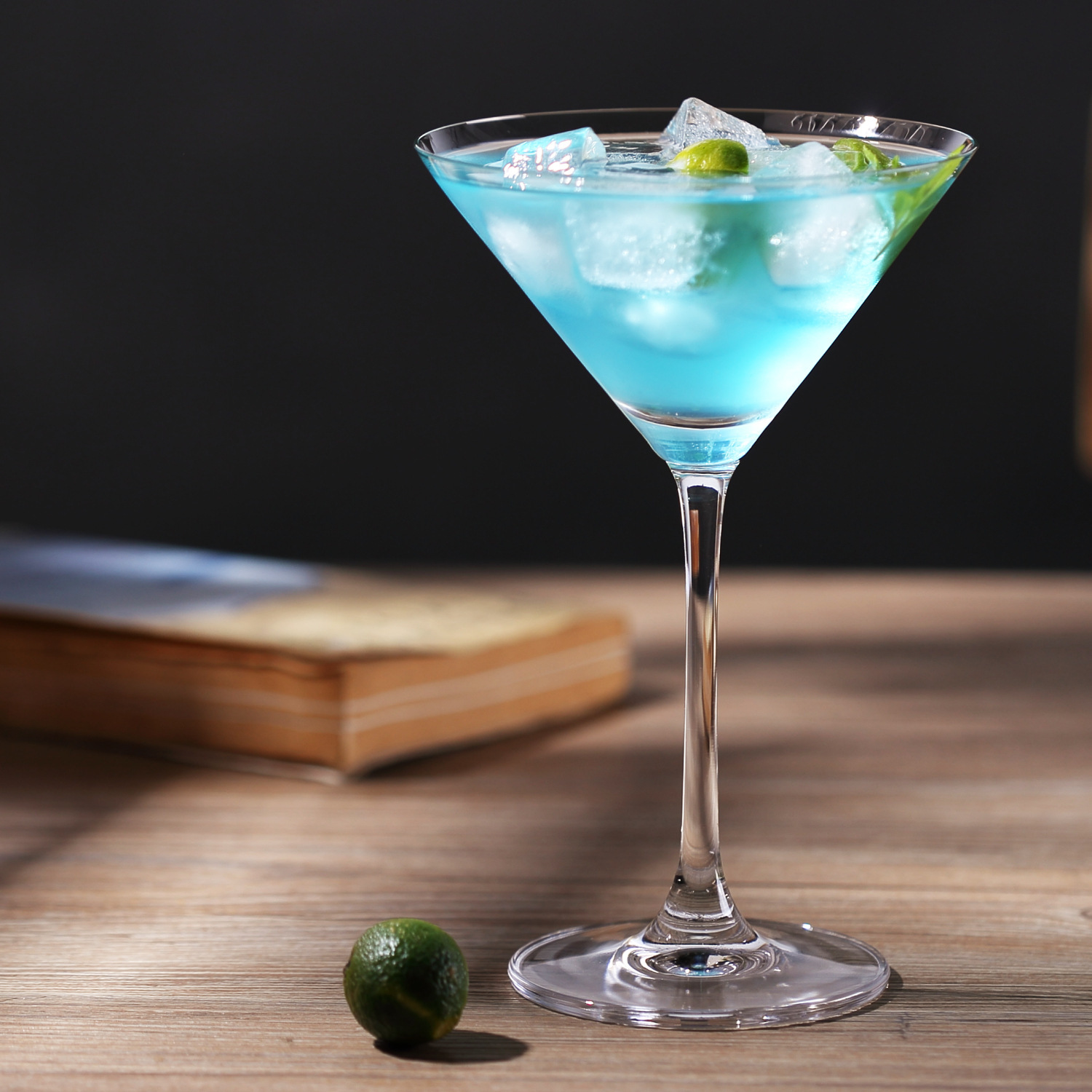 Wholesale of Idelita crystal glass champagne glasses, triangular cocktail glasses and martini glasses, with logo printing available details Picture