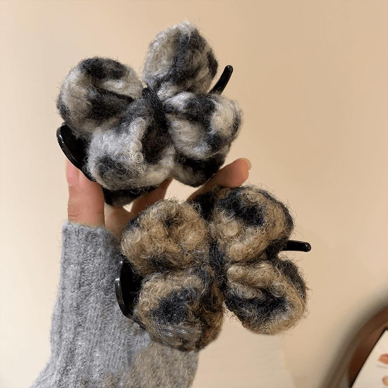 Spring and summer leopard-print plush bow bun hair clip, female back head style plate hair clip, high ponytail fixed hair clip Application Scenario