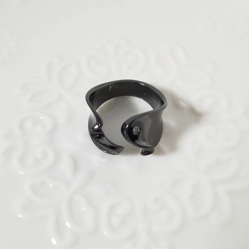 Dark-themed ring with a niche design sense, irregular, trendy and cool hip-hop style, black zircon opening, high-end look Application Scenario