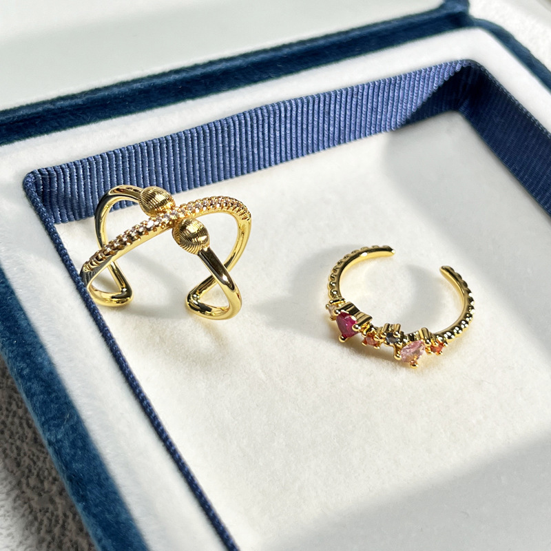 The golden circular line diamond planet brushed ring is a unique and creative design for women with colorful diamonds. It is a fashionable and personalized ring trend Application Scenario
