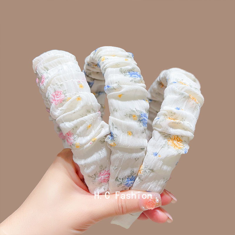 Japanese and Korean fresh and delicate floral hair accessories, ins fabric pleated headwear, wide-brimmed hair bands, elegant and creative accessories for women Application Scenario