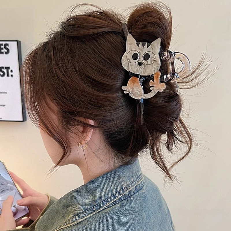 Cute dog scratching the back of the female head, twisting the one-line hair clip, 2025 new high-end shark clip, ins hair clip Specification drawing