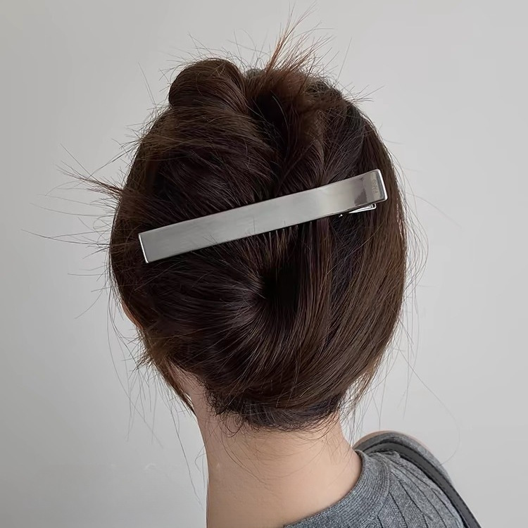 Cold and simple style one-piece clip, high-end brushed metal hair clip for women, 2025 new heavy industry versatile side clip full figure