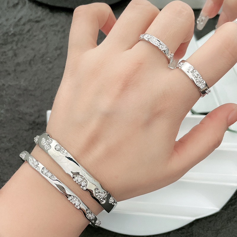 Simple, irregular pleated small diamond neutral style couple ring bracelet set, unique and elegant, versatile bracelet, trendy details Picture