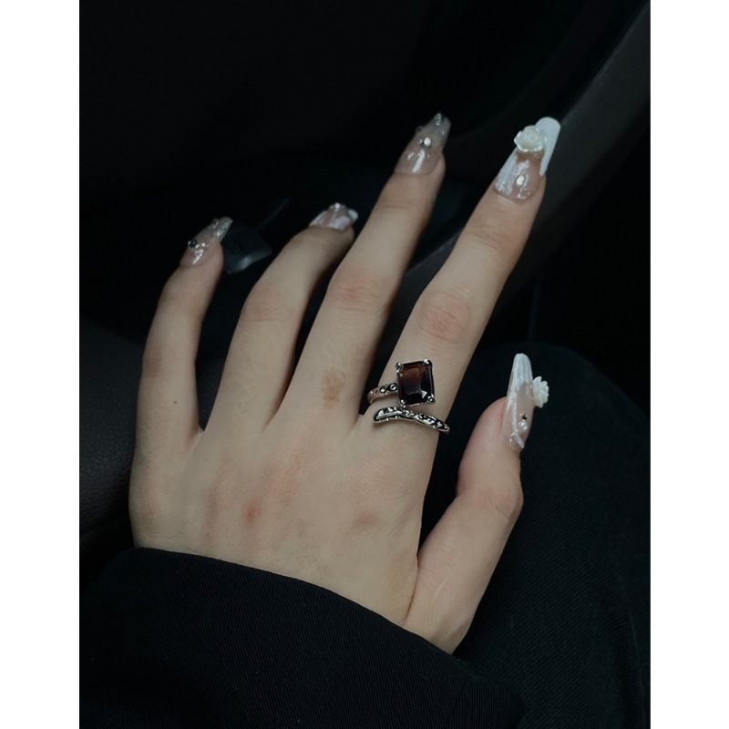 A new, retro, dark, and minimalist Instagram open-top ring with a cold style. It's a fashionable, individualistic, and high-end ring trend for women Application Scenario