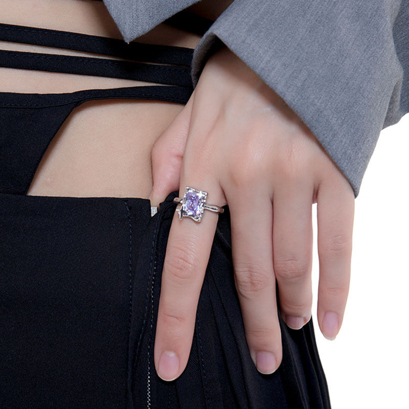 A niche open-top zirconia ring from Japan and South Korea, featuring a cold and aloof style for women, is fashionable, light and luxurious, and exudes a sense of individuality Application Scenario