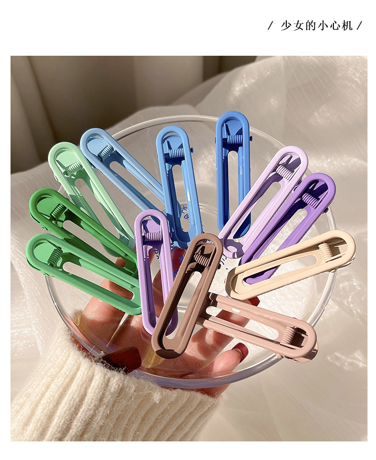 The candy-colored hairpin is a popular Instagram influencer with a sweet and elegant style. It features a fringe clip, a duckbill-shaped clip, and a hair accessory clip Specification drawing
