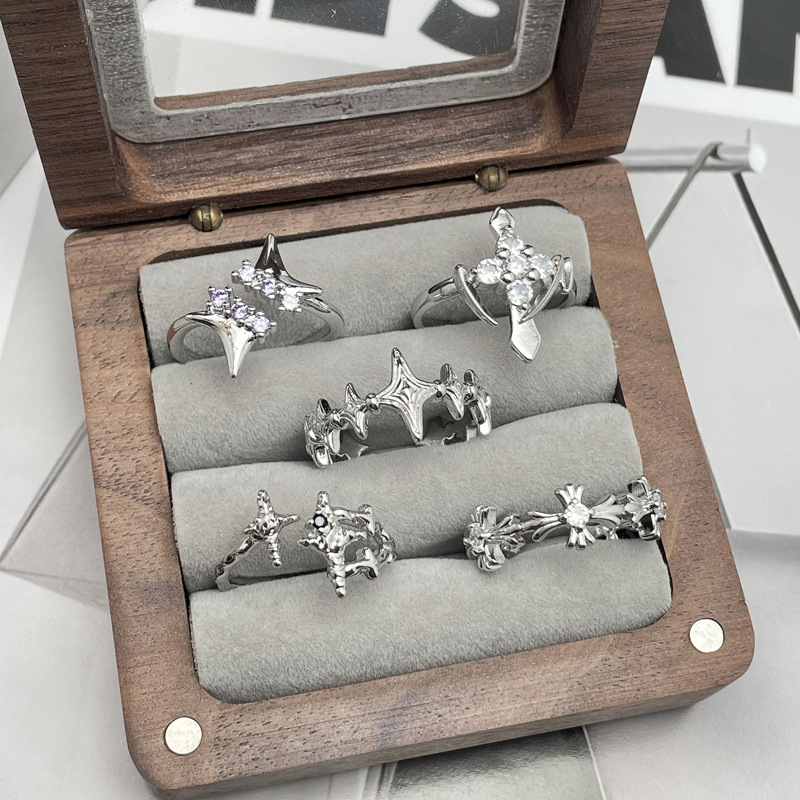 The ring is a simple and fashionable irregular cross for women, with a unique and versatile personality. It is a trendy and cool accessory with a cold style on Instagram Specification drawing