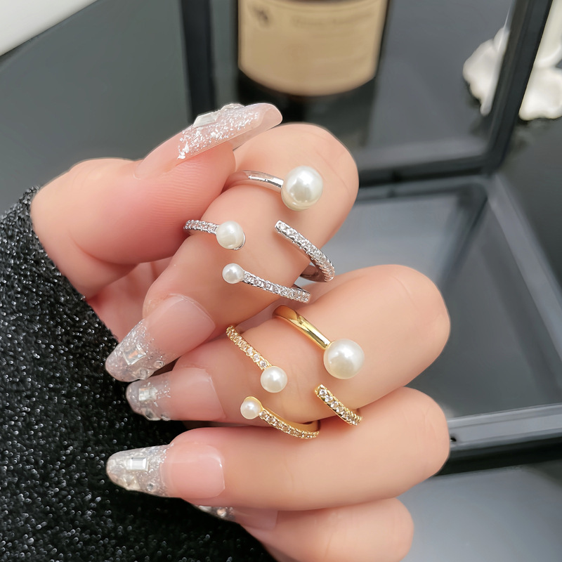 Pearl ring, a fashionable and individualistic design on Instagram, is light luxury, simple and exquisite, with a sweet and cool temperament. It's an open-mouth edible ring full figure