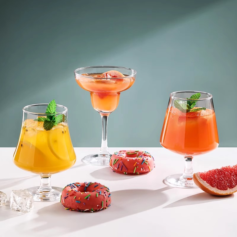 Juice cups, large and creative, high aesthetic level, beverage glass cups, milkshake cups, cold drinks, milk tea cups, cocktail cups full figure