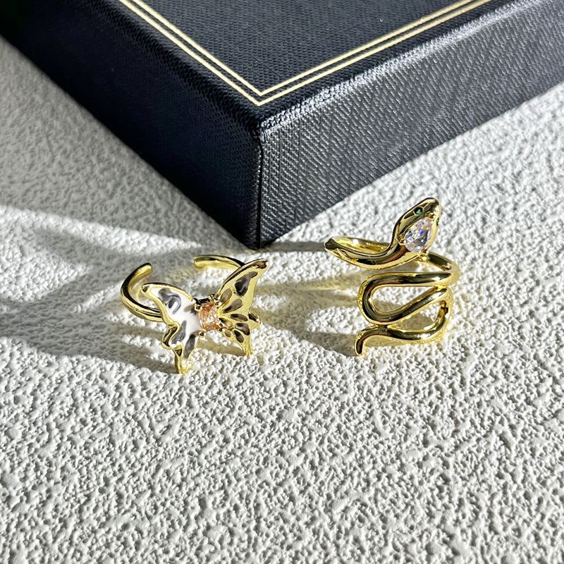 A simple golden snake entwined ring with a retro and high-end feel for women, a niche and unique butterfly drip glaze, and a fashionable and versatile ring details Picture