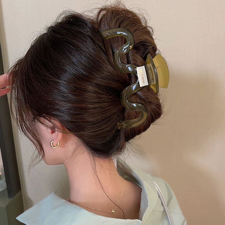 Enlarged size ~ A new Spring/Summer 2025 ins minimalist shark clip hair accessory for women with thick hair Application Scenario