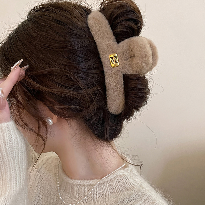 Winter plush claw clip for women 2025 New large updo shark clip, high-end hairpin, back clip headwear Specification drawing