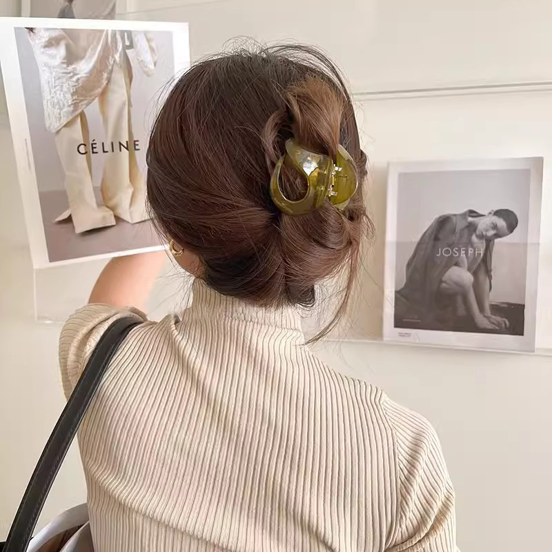 Irregular-shaped pumpkin hair clip, high-end women's hair clip, 2025 new high-end shark clip at the back of the head, small clip hair accessory full figure