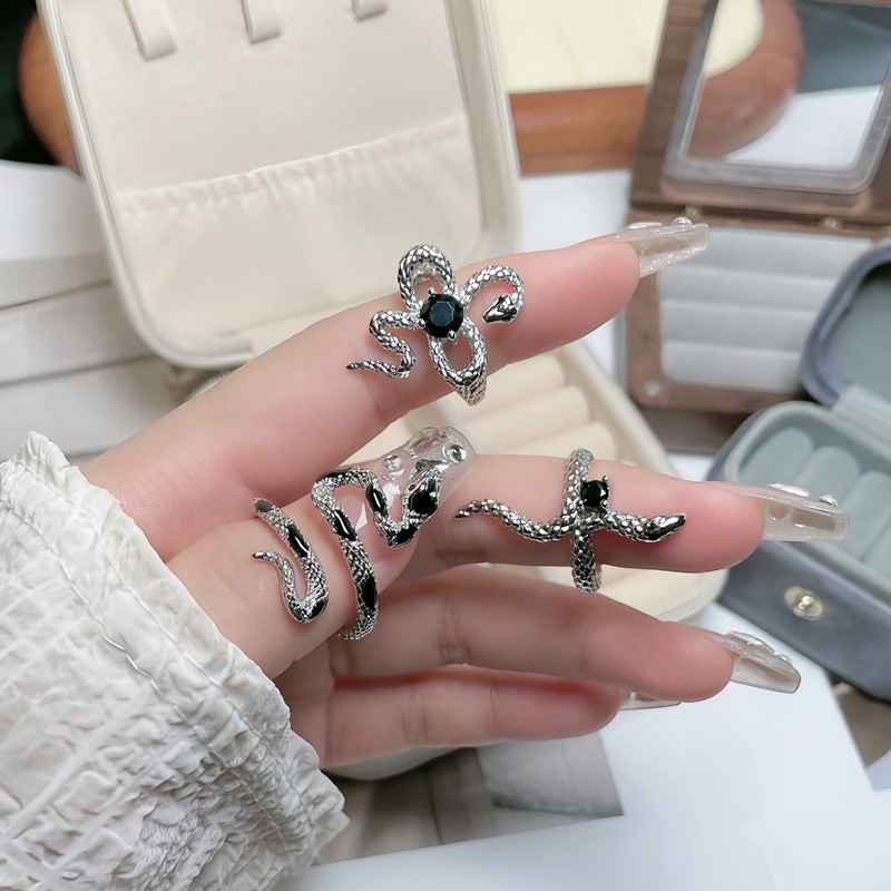 A unique and fashionable ring with a sweet and cool design for women, featuring a dark and unique pleated texture and snake-shaped opening details Picture