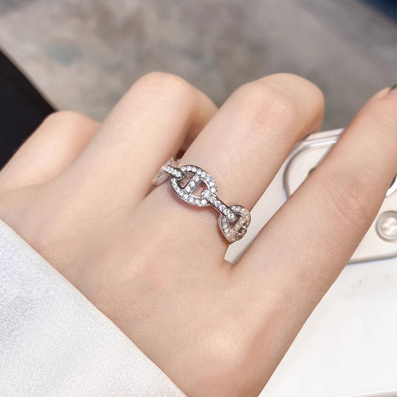 The pig nose opening ring is a fashionable, individual, light luxury, full-diamond, high-end index finger ring. It is a niche design and a popular ring Application Scenario