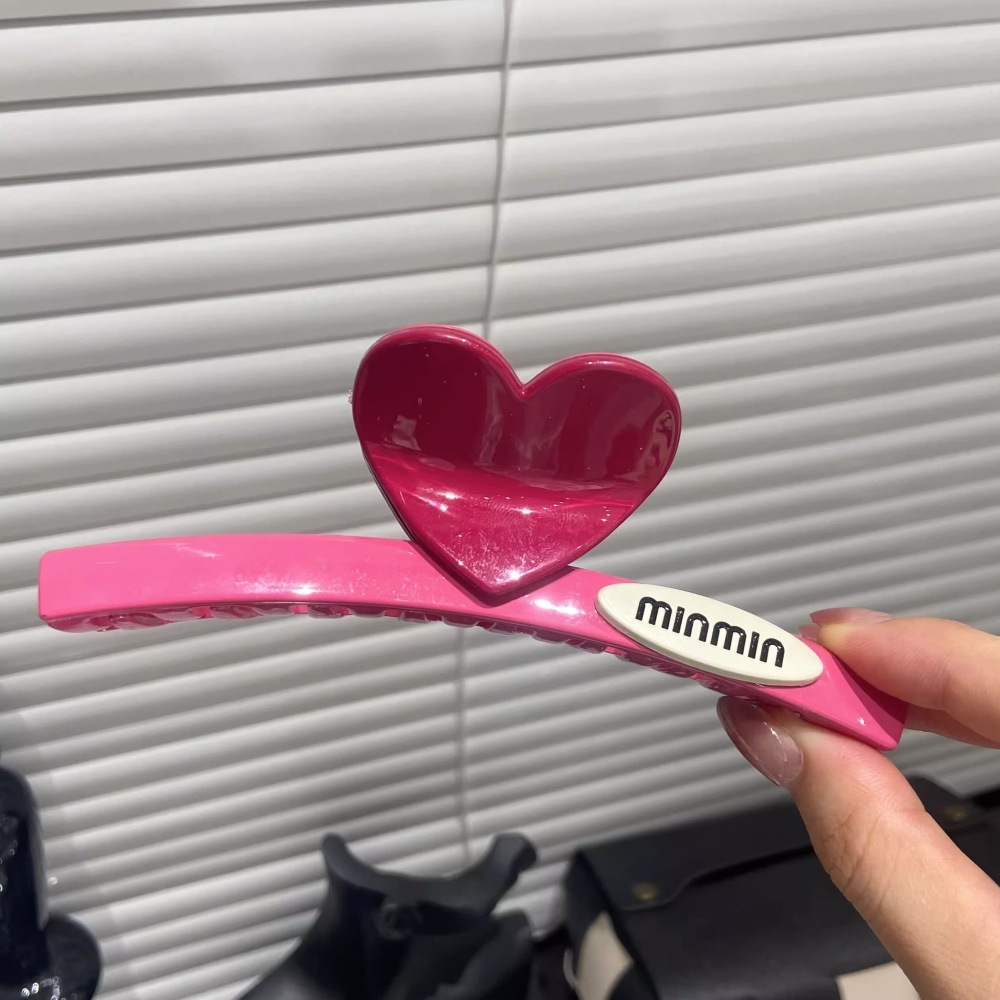 The new back head hair clip in dragon fruit color, miu letter hair clip, elegant hair clip with abundant hair volume, shark clip Application Scenario