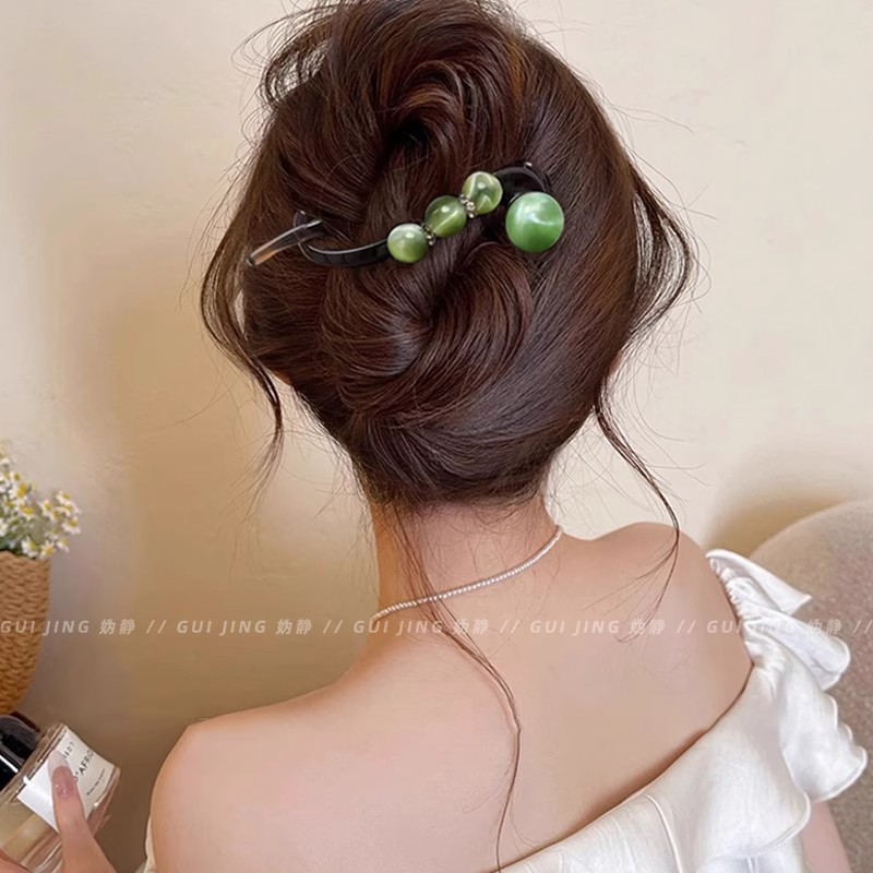 High-end green pearl twist clip water diamond straight clip hair clip for women summer updo duckbill clip back of the head scratch clip Application Scenario
