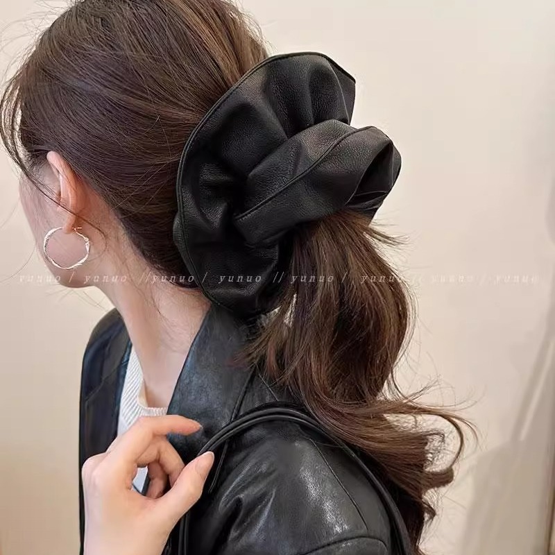 Ankela wine red pu leather hair band for women, large and high-end style hair tie, new hair tie, pleated large intestine band Application Scenario