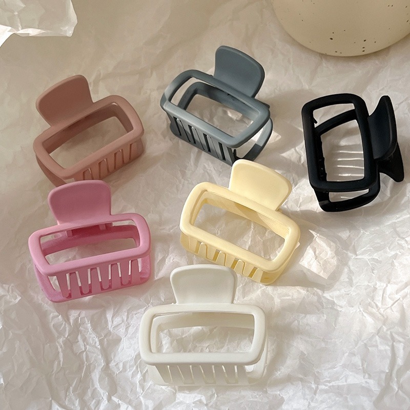 A new style of Korean minimalist square small hairpin with a half-tied hair at the back of the head, featuring a girl's hair clip, hair accessory and broken hair clip Specification drawing