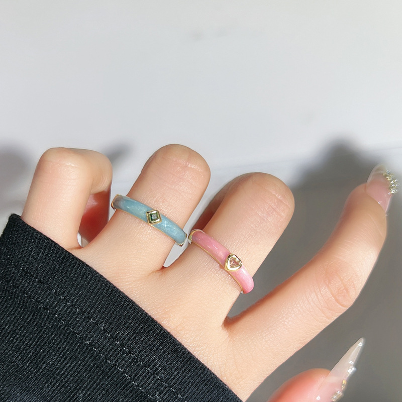 The ins cool and minimalist enamel exquisite ring is a unique, fashionable, niche and high-end ring that accentuates a woman's fair complexion full figure