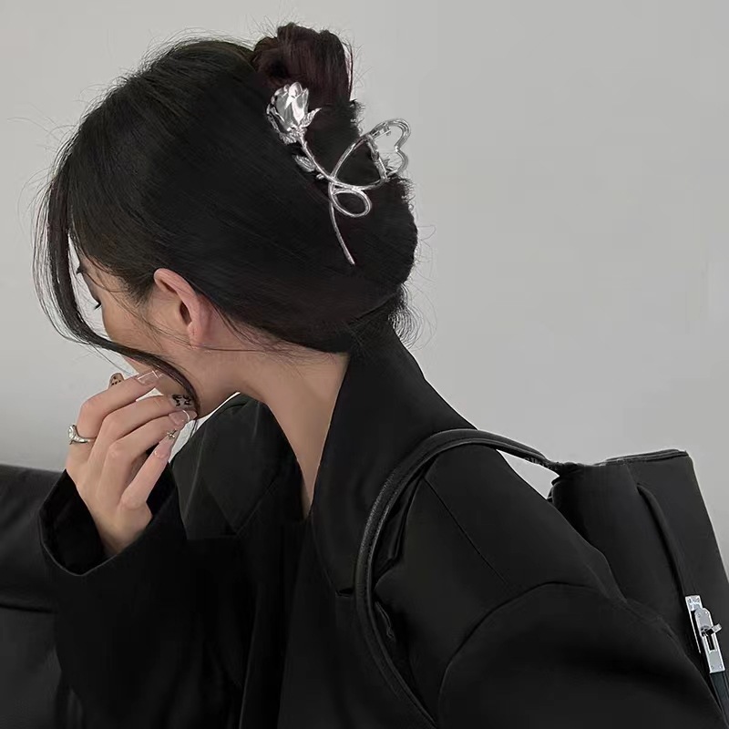 Korean cold style shark clip, niche grab clip, large silver metal hair clip, new ins high-end hair accessory for women Application Scenario