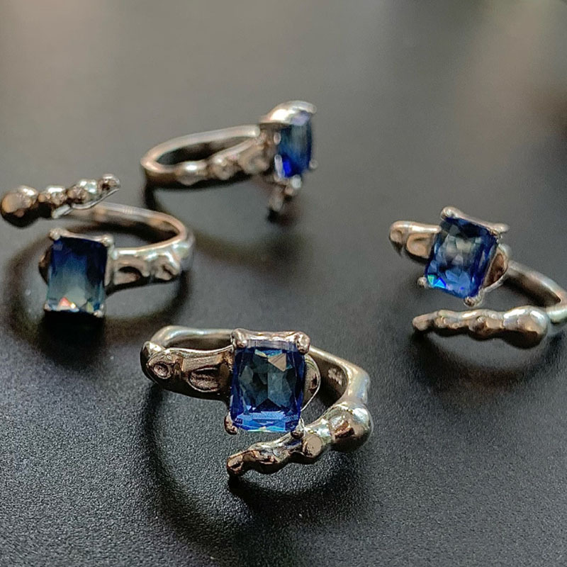 The gradient two-color zircon staggered opening ring exudes a sense of high-end women's style. It features an ins unique, fashionable, light luxury and niche design Application Scenario