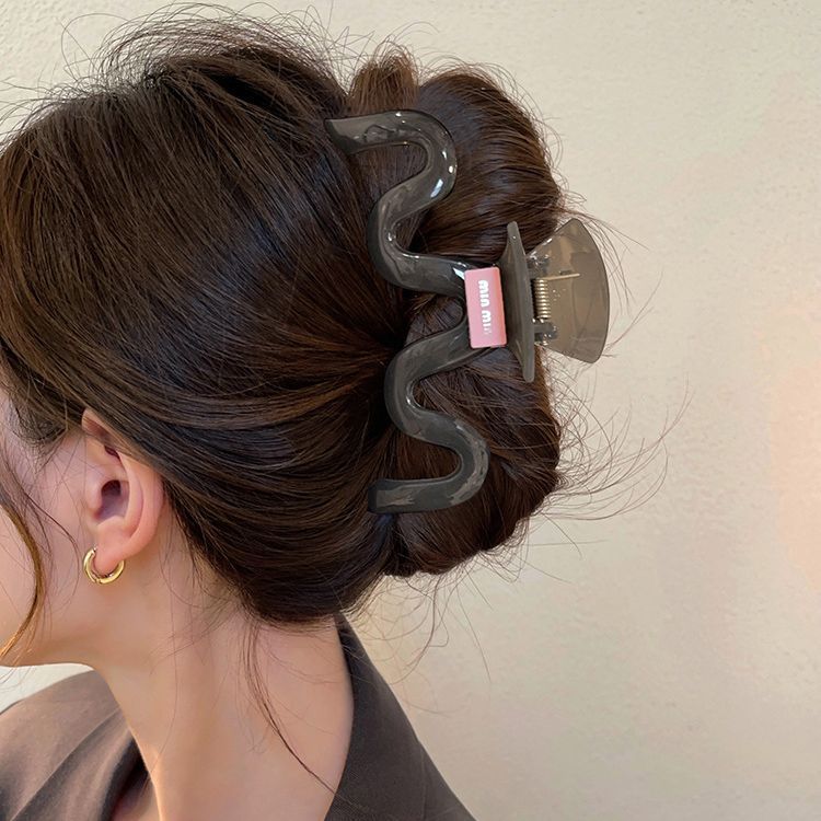 Enlarged size ~ A new Spring/Summer 2025 ins minimalist shark clip hair accessory for women with thick hair Specification drawing
